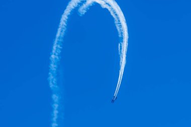 20 Şubat 2024-El Centro, CA: Seçkin Amerikan Donanması Mavi Melekleri Kaliforniya çölünde, yaklaşan hava gösterisi sezonu için El Centro Donanma Hava Sahası 'nda karmaşık bir uçuş düzenleme çalışması yapıyor.