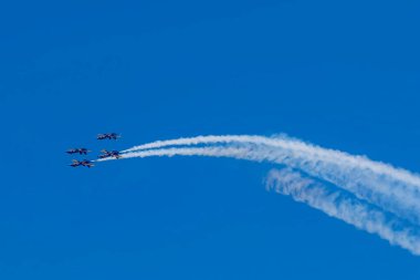 20 Şubat 2024-El Centro, CA: Seçkin Amerikan Donanması Mavi Melekleri Kaliforniya çölünde, yaklaşan hava gösterisi sezonu için El Centro Donanma Hava Sahası 'nda karmaşık bir uçuş düzenleme çalışması yapıyor.