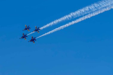 20 Şubat 2024-El Centro, CA: Seçkin Amerikan Donanması Mavi Melekleri Kaliforniya çölünde, yaklaşan hava gösterisi sezonu için El Centro Donanma Hava Sahası 'nda karmaşık bir uçuş düzenleme çalışması yapıyor.