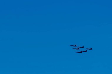 21 Şubat 2024-El Centro, CA: Seçkin Amerikan Donanması Mavi Melekleri Kaliforniya çölünde, yaklaşan hava gösterisi sezonu için El Centro Donanma Hava Sahası 'nda karmaşık bir uçuş düzenleme çalışması yapıyor.