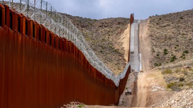California 'daki Jakumba Hot Springs sınır duvarı, ABD-Meksika sınırını güçlendirerek, güvenlik sorunlarını ele alıyor ve bölgedeki göçü yönetiyor