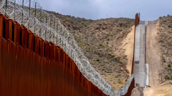 California 'daki Jakumba Hot Springs sınır duvarı, ABD-Meksika sınırını güçlendirerek, güvenlik sorunlarını ele alıyor ve bölgedeki göçü yönetiyor