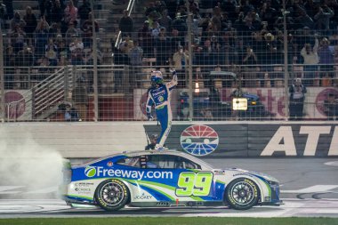 Daniel Suarez, Hampton, GA, ABD 'deki Ambetter Health 400 dalında kazandığı zaferi kutluyor.