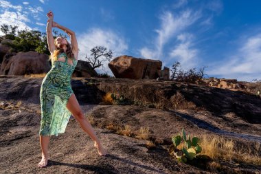 Muhteşem bir esmer model, sonbahar havasının tadını çıkarırken dışarıda poz veriyor.