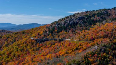 Kuzey Carolina dağları boyunca uzanan güzel kaya oluşumlarının havadan görünüşü yapraklar sonbaharın ilk kısmında değişmeye başlıyor..