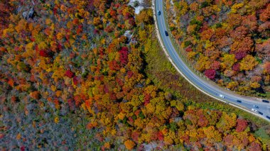 Kuzey Carolina dağları boyunca uzanan güzel kaya oluşumlarının havadan görünüşü yapraklar sonbaharın ilk kısmında değişmeye başlıyor..