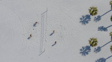 Drone 'un bakış açısı: Clearwater, FL, plaja gidenlerin güneşli günlerden zevk almaları, el değmemiş beyaz kumlarda canlı plaj voleybolu oynamaları gibi yaz titreşimlerini kucaklıyor.