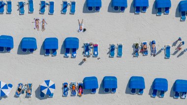 Clearwater Sahili 'nin canlı bahar tatilini insansız hava araçlarının perspektifinden görüntülemek, güneşin öptüğü kıyıları, canlı kalabalıkları ve mükemmel bir bahar gününün sıcaklığının tadını çıkaran neşeli kumsalcıları gözler önüne seriyor..