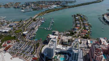 Clearwater Sahili 'nin canlı bahar tatilini insansız hava araçlarının perspektifinden görüntülemek, güneşin öptüğü kıyıları, canlı kalabalıkları ve mükemmel bir bahar gününün sıcaklığının tadını çıkaran neşeli kumsalcıları gözler önüne seriyor..