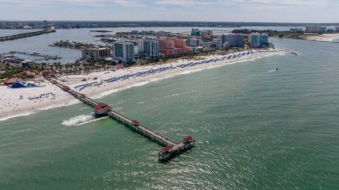 Clearwater Sahili 'nin canlı bahar tatilini insansız hava araçlarının perspektifinden görüntülemek, güneşin öptüğü kıyıları, canlı kalabalıkları ve mükemmel bir bahar gününün sıcaklığının tadını çıkaran neşeli kumsalcıları gözler önüne seriyor..