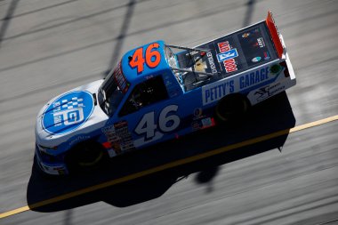 Thad Moffitt, Bristol, TN, ABD 'deki Meteoroloji Müdahale Aracı Yarışı için antrenman yapıyor.