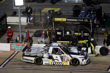 Grant Enfinger, Bristol, TN, ABD 'deki Meteoroloji Müdahale Traktörü yarışı için pit stop yapıyor.