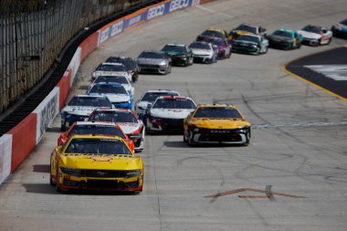 Joey Logano Bristol, TN, ABD 'deki Food City 500' de dördüncü virajda yarışıyor.