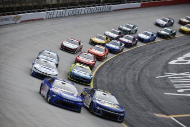 Denny Hamlin Bristol, TN, ABD 'deki Food City 500' de dördüncü virajda yarışıyor.