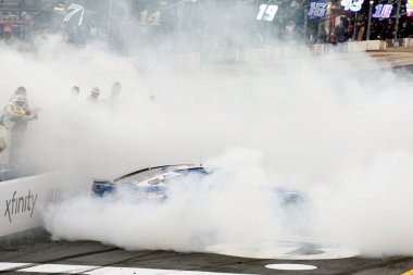 Denny Hamlin Bristol, TN, ABD 'de Food City 500' ü kazandı.