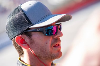 Mar 16, 2024-Bristol, TN; Grant Enfinger, Bristol, TN, ABD 'deki Hava Muhafız Kamyonu Yarışı için pisti alır.