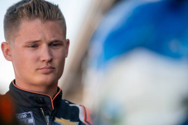 Derek Kraus, Avondale, AZ, ABD 'deki Shiners Çocuk 500 antrenmanının başlamasını bekliyor.