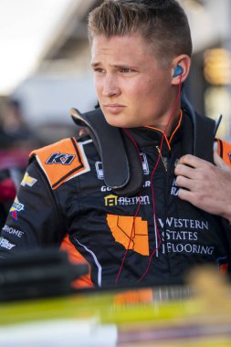 Derek Kraus, Avondale, AZ, ABD 'deki Shiners Çocuk 500 antrenmanının başlamasını bekliyor.