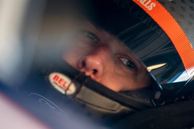 Brad Keselowski antrenmanın başlamasını bekliyor. Çocuklar için Avondale, AZ, ABD 'de 500.