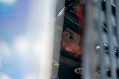 Chris Buescher, Avondale, AZ, ABD 'deki Shiners Çocuk 500 antrenmanının başlamasını bekliyor.