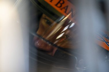 Daniel Hemric, Avondale, AZ, ABD 'deki Shiners Çocuk 500 antrenmanının başlamasını bekliyor.