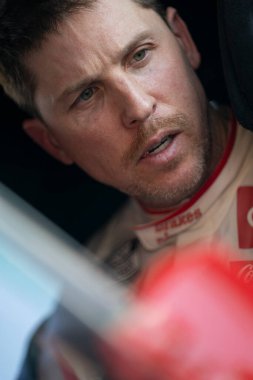 Denny Hamlin, AZ, Avondale 'deki Shiners Çocuklar 500 için antrenmanın başlamasını bekliyor.