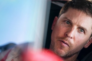 Denny Hamlin, AZ, Avondale 'deki Shiners Çocuklar 500 için antrenmanın başlamasını bekliyor.