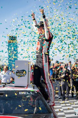 Christopher Bell, Avondale, AZ, ABD 'deki Shriners Çocuk 500 dalında kazandığı zaferi kutluyor