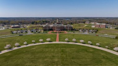 Hava manzarası: Kannapolis, NC - Charlotte banliyösü, Kannapolis Cannon Ballers 'ın evi, Earnhardt yarış ailesi, Haas F1 HQ, & NC Araştırma Kampüsü.