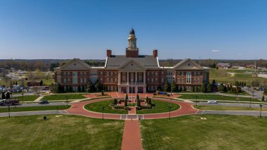 Hava manzarası: Kannapolis, NC - Charlotte banliyösü, Kannapolis Cannon Ballers 'ın evi, Earnhardt yarış ailesi, Haas F1 HQ, & NC Araştırma Kampüsü.