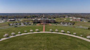 Hava manzarası: Kannapolis, NC - Charlotte banliyösü, Kannapolis Cannon Ballers 'ın evi, Earnhardt yarış ailesi, Haas F1 HQ, & NC Araştırma Kampüsü.
