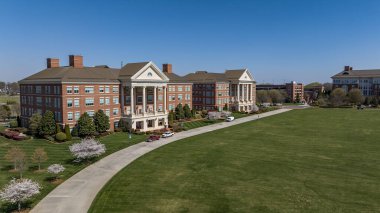 Hava manzarası: Kannapolis, NC - Charlotte banliyösü, Kannapolis Cannon Ballers 'ın evi, Earnhardt yarış ailesi, Haas F1 HQ, & NC Araştırma Kampüsü.