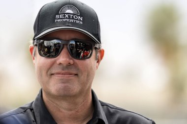 Takım Müdürü Larry Foyt takımının termal ortamda 1 milyon dolarlık açılış yarışmasına hazırlanmasını izliyor..