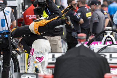 INDYCAR sürücüleri, PATO OWARD (5) of Monterey, Mexico ve Felix Rosenqvist (60), İsveç 'in başkenti Varnamo' da düzenlenen Termal Kulüpte açılış oturumundan önce.