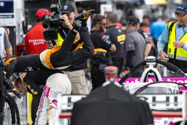 INDYCAR sürücüleri, PATO OWARD (5) of Monterey, Mexico ve Felix Rosenqvist (60), İsveç 'in başkenti Varnamo' da düzenlenen Termal Kulüpte açılış oturumundan önce.