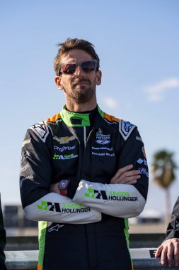 NTT INDYCAR SERIES (77) Cenevre 'li ROMAIN GROSJEAN (77), İsviçre, termal CA' daki Termal Kulübü 'nün açılış yarışı için yarışmaya hazırlanırken hayranlarıyla fotoğraf çekip poz veriyor..