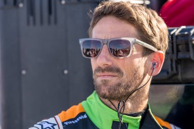 NTT INDYCAR SERIES (77) Cenevre 'li ROMAIN GROSJEAN (77), İsviçre, termal CA' daki Termal Kulübü 'nün açılış yarışı için yarışmaya hazırlanırken hayranlarıyla fotoğraf çekip poz veriyor..