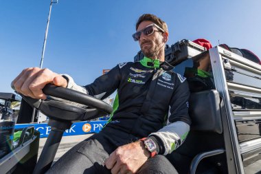 NTT INDYCAR SERIES (77) Cenevre 'li ROMAIN GROSJEAN (77), İsviçre, termal CA' daki Termal Kulübü 'nün açılış yarışı için yarışmaya hazırlanırken hayranlarıyla fotoğraf çekip poz veriyor..