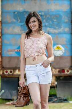 Çekici bir esmer üniversite öğrencisi, kendine güveni tam, kampüste poz verir, güzelliğin ve akademik zarafetin özünü somutlaştırır.