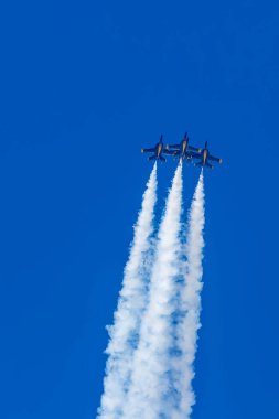 Mart 01, 2024-El Centro, CA: Mavi Melekler ilk sezonundan önce hassasiyet akrobasisini prova ediyor, yüksek uçuş manevralarında beceri ve takım çalışması sergiliyor.