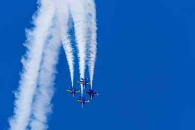 Mart 01, 2024-El Centro, CA: Mavi Melekler ilk sezonundan önce hassasiyet akrobasisini prova ediyor, yüksek uçuş manevralarında beceri ve takım çalışması sergiliyor.