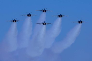 Mart 01, 2024-El Centro, CA: Mavi Melekler ilk sezonundan önce hassasiyet akrobasisini prova ediyor, yüksek uçuş manevralarında beceri ve takım çalışması sergiliyor.