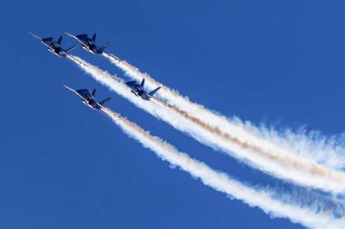 Mart 01, 2024-El Centro, CA: Mavi Melekler ilk sezonundan önce hassasiyet akrobasisini prova ediyor, yüksek uçuş manevralarında beceri ve takım çalışması sergiliyor.