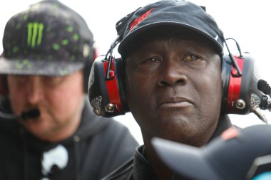 NASCAR takım sahibi Michael Jordan, takımının Austin, TX, ABD 'deki EchoPark Otomotiv Grand Prix' sine katılmasını izliyor.