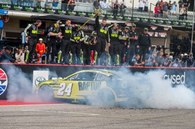 William Byron, Austin, TX, ABD 'deki EchoPark Otomotiv Grand Prix' inde kazandığı zaferi kutluyor.