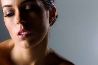 Göz kamaştırıcı esmer model stüdyo çekimlerinde kıvrımlar sergiliyor, zarafet ve cazibe yayıyor..