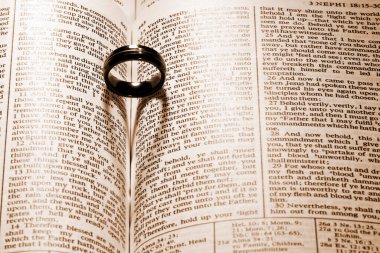 Sembolik birliktelik: Alyans Mormon Kitabı 'na dayanıyor, kalp şeklinde bir gölge, sevgi, onur ve bağlılığın vücut bulmuş hali..