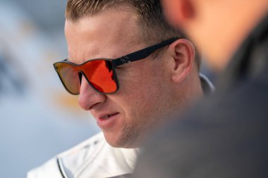 NASCAR Xfinity Serisi sürücüsü, AJ ALLMENDINGER, Toyota Care 250 için Richmond, VA, ABD 'de hazırlanıyor.