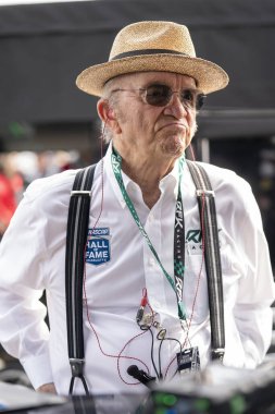 NASCAR Kupa Serisi Sahibi, Jack ROUSH, takımlarının Richmond, VA, ABD 'deki Toyota sahibinin 400' üne hazırlanmasını izliyor.