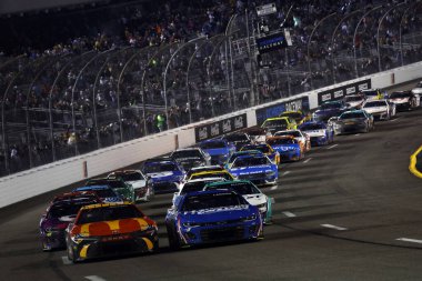 NASCAR Cup Serisi sürücüsü, Kyle Larson, Richmond, VA, ABD 'de Toyota Sahil Güvenlik 400' de lider.